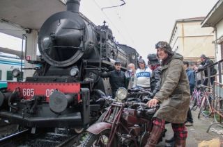 Moto Guzzi 1927 vs ατμομηχανής 1913